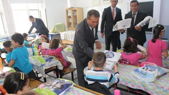 Belediyemizden Öğrencilerimize Kırtasiye Malzemesi Hediyesi