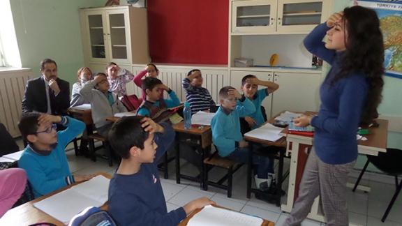 İşaret ve Görsel Yöntemlerle İngilizce Dersi