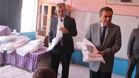 Belediyemizden Öğrencilerimize Kırtasiye Malzemesi Hediyesi