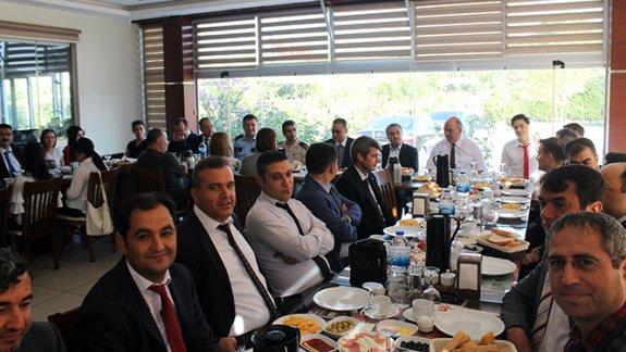 Kaymakamımız Altuğ ÇAĞLAR´dan Öğretmenlerimize Başarı Belgesi