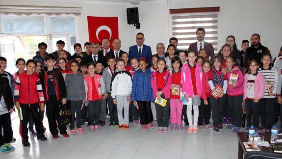 Yazar Metin SAVAŞ Bigadiç Kültür Merkezinde Öğrencilerle Söyleşi Düzenledi