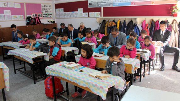 Kaymakamımız Sayın Altuğ ÇAĞLAR Cumhuriyet İlkokulunu Ziyaret Etti.