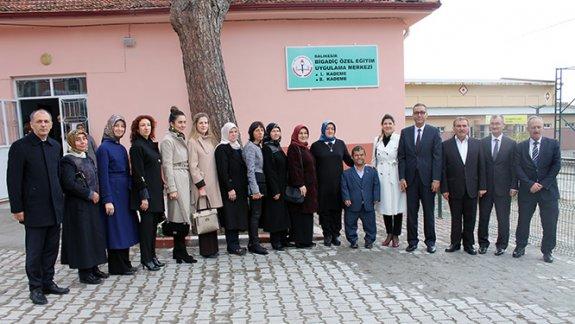 Balıkesir Valimiz Sayın Ersin YAZICI´nın eşi Hanife YAZICI Hanımefendi Bigadiç Özel Eğitim Uygulama Merkezini Ziyaret Etti