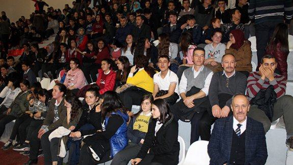Bigadiç Belediyespor Erkek Voleybol Takımına Öğrencilerimizden Tam Destek