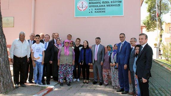 Valimiz Sayın Ersin YAZICI Bigadiç Özel Eğitim Uygulama Merkezini Ziyaret Etti