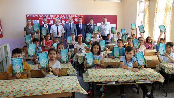 Türkiye İş Bankası Bigadiç Şubesi Öğrencilere Kitap Dağıttı