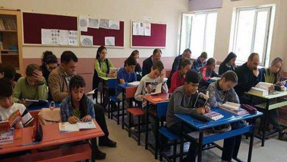İlçe Milli Eğitim Müdürü Erdal EFE, BENGİ Projesi kapsamında okullarımızda yapılan Kitap Okuma etkinliklerine katılmaya devam ediyor.