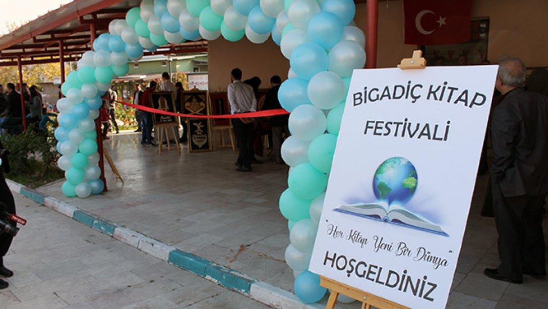 5-11Kasım 2018 tarihleri arasında İlçemiz Belediye Kültür Merkezinde düzenlenen "Bigadiç Kitap Festivali" başladı