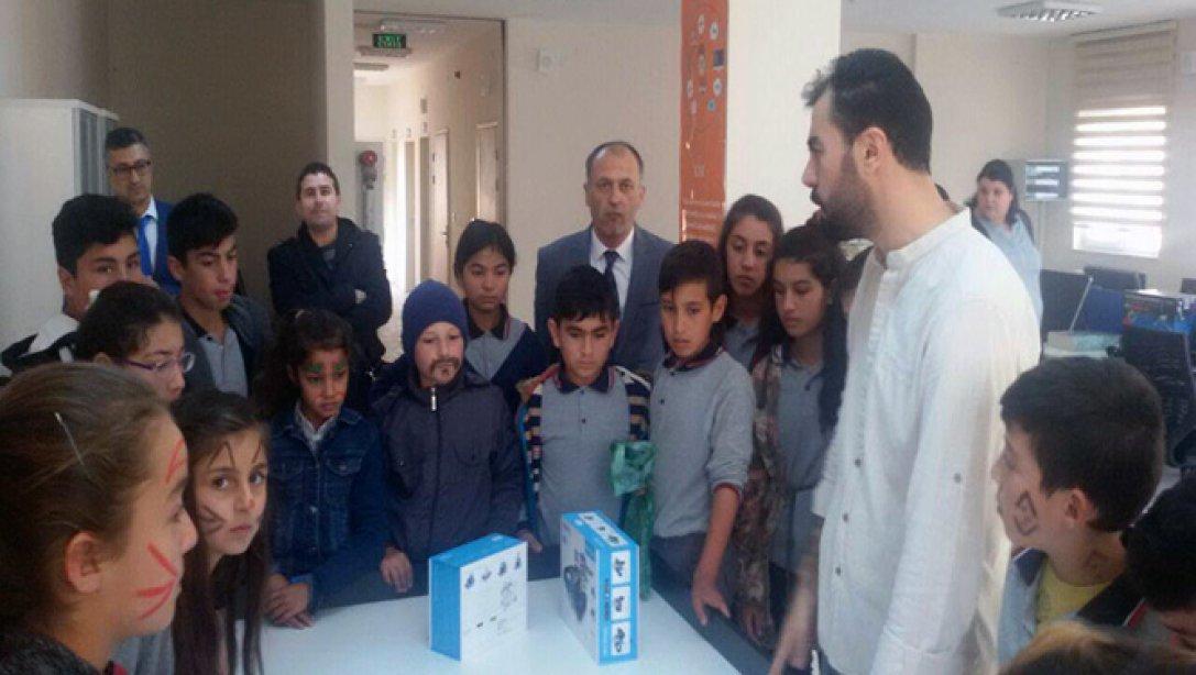 Kozpınar Ortaokulu öğrencilerine İlçemiz Halk Eğitim Merkezi Ferhan Şahin Tekno Eğitim Atölyesi´nde robotik kodalama eğitimi verildi.