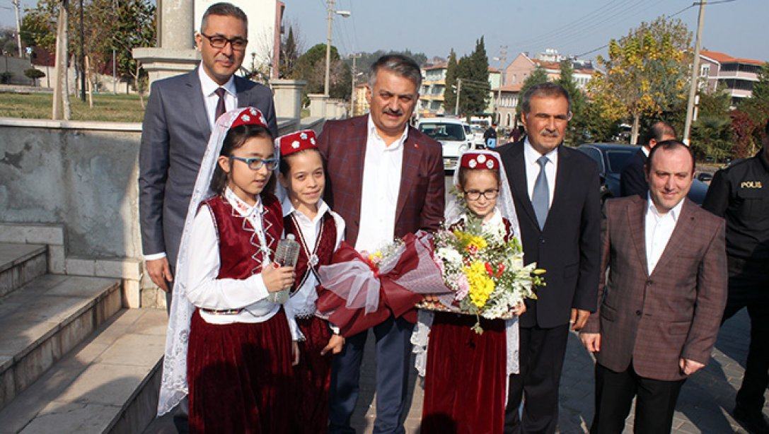 Sayın Valimiz Ersin Yazıcı, 05-11 Kasım tarihleri arasında BENGİ Projesi kapsamında açılan Bigadiç Kitap Fuarını ziyaret etti.