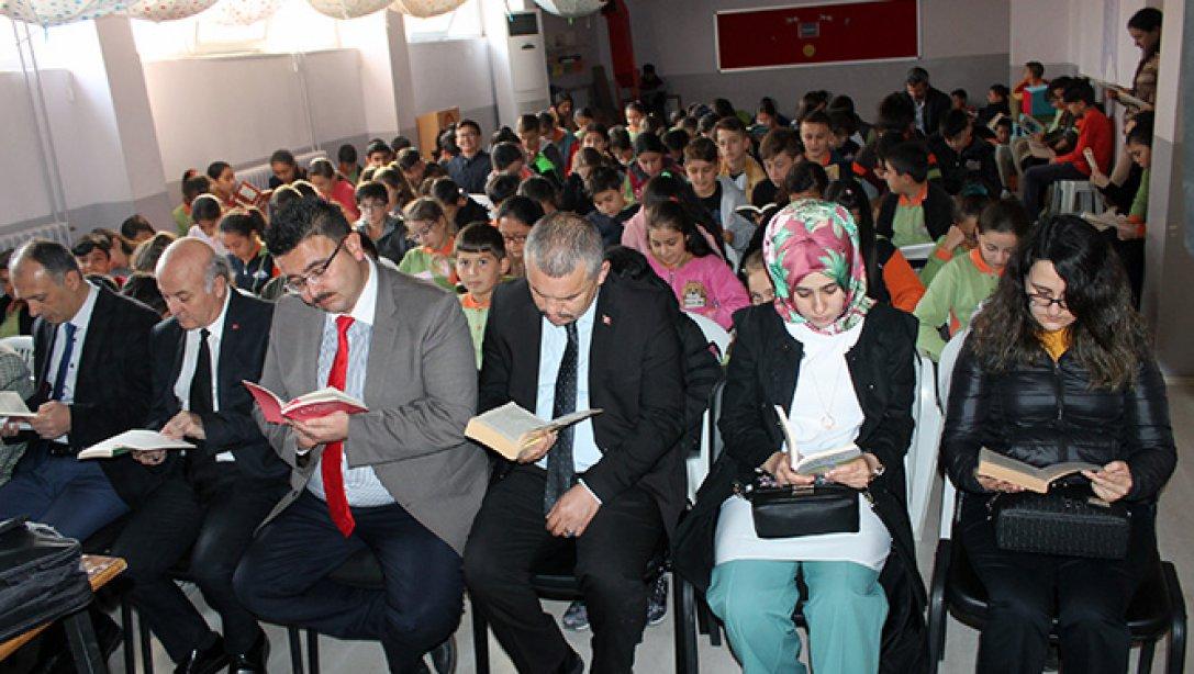 İlçe Milli Eğitim Müdürü Erdal EFE, BENGİ Projesi kapsamında okullarımızda yapılan Kitap Okuma etkinliklerine katılmaya devam ediyor.