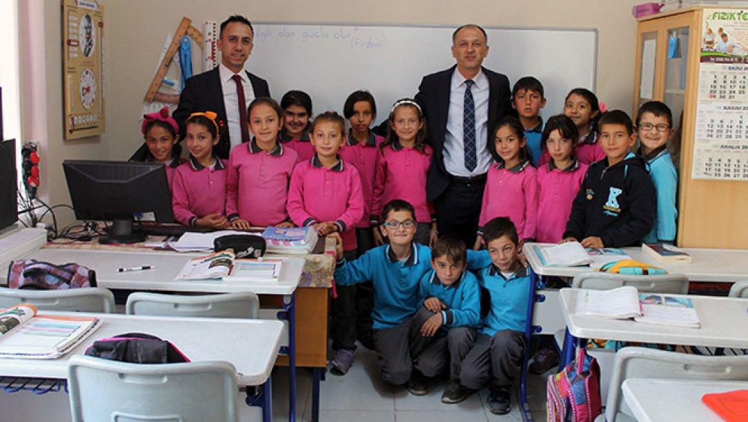 İlçe Milli Eğitim Müdürü Erdal EFE, BENGİ Projesi kapsamında okullarımızda yapılan Kitap Okuma etkinliklerine katılmaya devam ediyor.