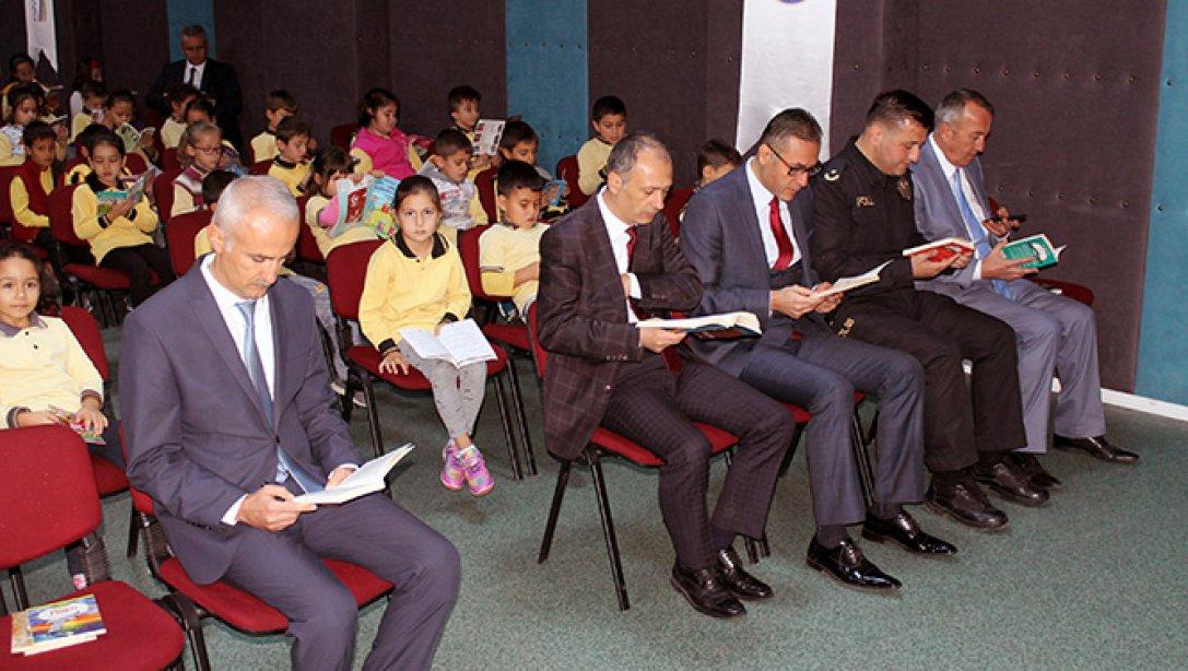 Sayın Kaymakamımız Altuğ ÇAĞLAR, İlçe Emniyet Müdürü Mustafa KORKMAZ ve İlçe Milli Eğitim Müdürü Erdal EFE 75. Yıl Eti Holding İlkokulunda BENGİ Projesi kapsamında yapılan Kitap Okuma saatlerine katıldılar.