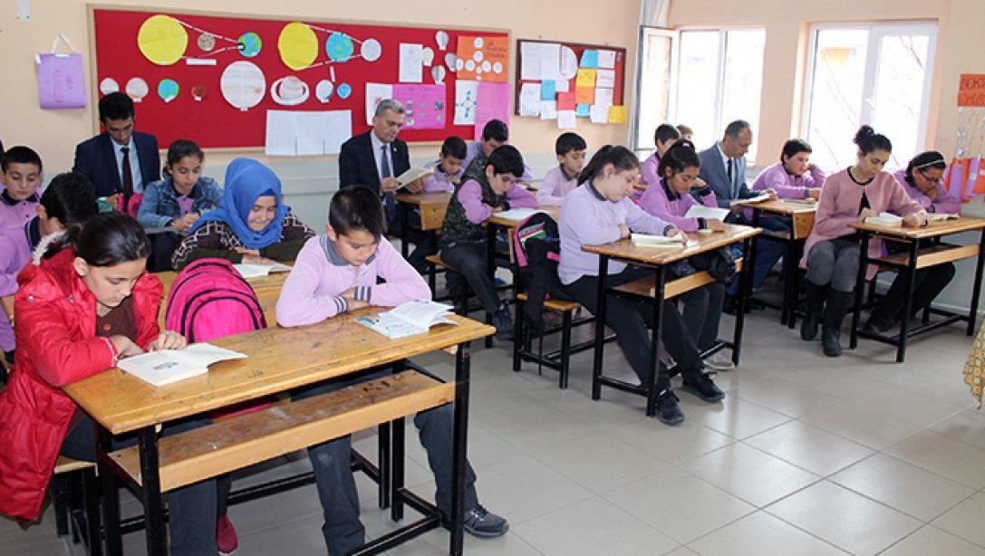 İlçe Milli Eğitim Müdürü Erdal EFE, BENGİ Projesi kapsamında okullarımızda yapılan Kitap Okuma etkinliklerine katılmaya devam ediyor.