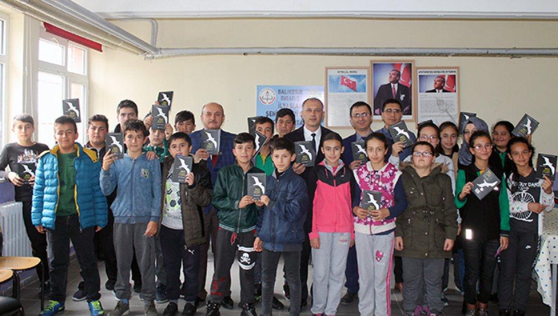 Kitap Dostları Buluşuyor Projesi" kapsamında İlçe Milli Eğitim Müdürü Erdal EFE ile öğrencilerimiz bir araya geldi