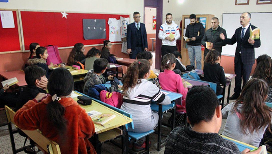 Kitap Dostları Buluşuyor Projesi" kapsamında İlçe Milli Eğitim Müdürü Erdal EFE ile öğrencilerimiz bir araya geldi.