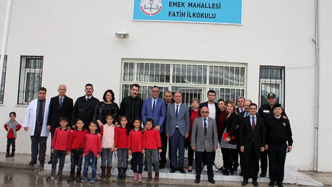 Sayın Kaymakamımız Altuğ ÇAĞLAR ve Protokol üyeleri Emek Mahallesi Fatih İlkokulunda düzenlenen kitap okuma saatlerine katıldılar.