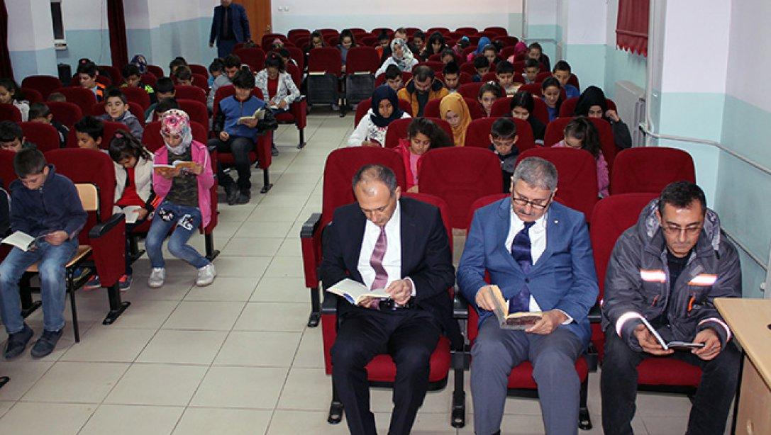 İlçe Milli Eğitim Müdürü Erdal EFE kitap okuma saatlerine katılmaya devam ediyor.