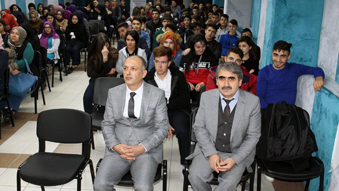 İlçe Milli Eğitim Müdürü Erdal EFE Emekli Öğretmen Eğitimci Yazar Salih DÜLGER ile birlikte Bigadiç Anadolu İmam Hatip Lisesini ziyeret etti.