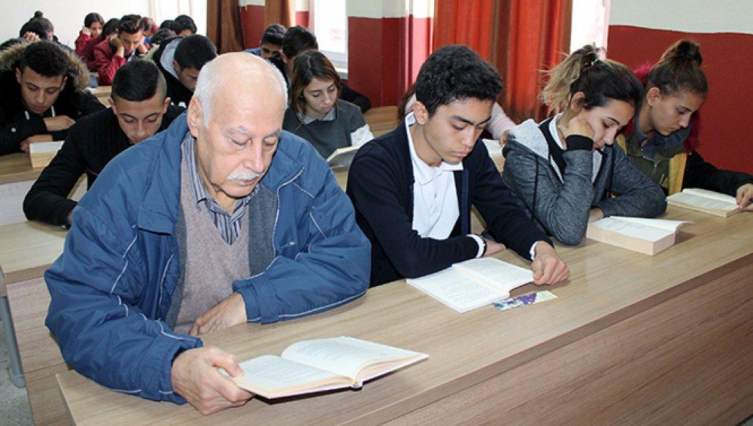 İlçe Milli Eğitim Müdürü Erdal EFE misafir konuklarıyla Bengi Projesi kapsamında yapılan kitap okuma saatlerine katılmaya devam ediyor.
