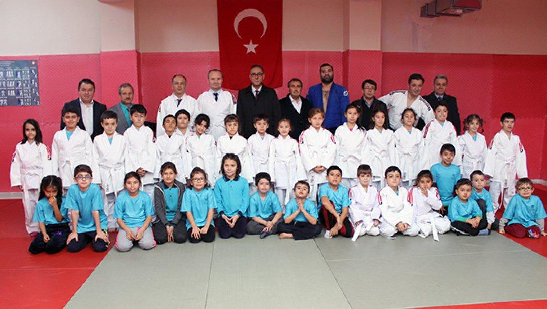 Sıtkı Sinan Dörteylül İlkokulumuzda Tekvando, Judo, Jimnastik dallarında açılan yedi kursumuz faaliyetlerine devam etmektedir.
