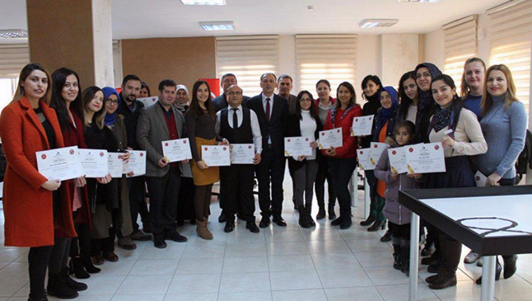 ´MONTESSORİ EĞİTMEN EĞİTİMİ´ belgeleri verildi.