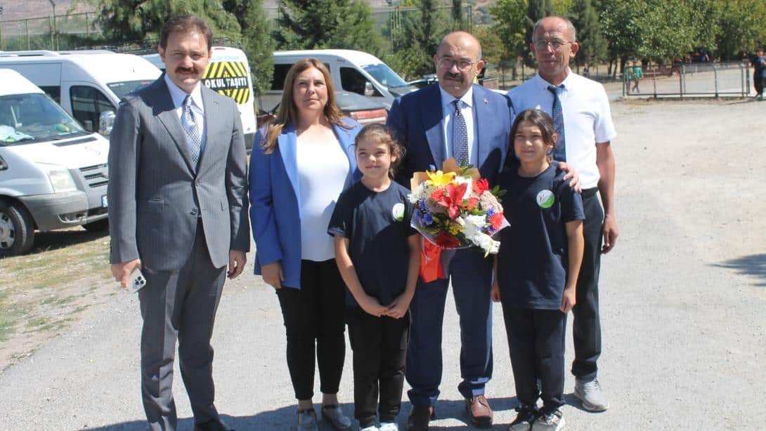 Balıkesir Valimiz sayın İsmail Ustaoğlu, ilçemiz İlyaslar Şehit Niyazi Elçin İlkokulu ve Ortaokulu'nu ziyaret etti.